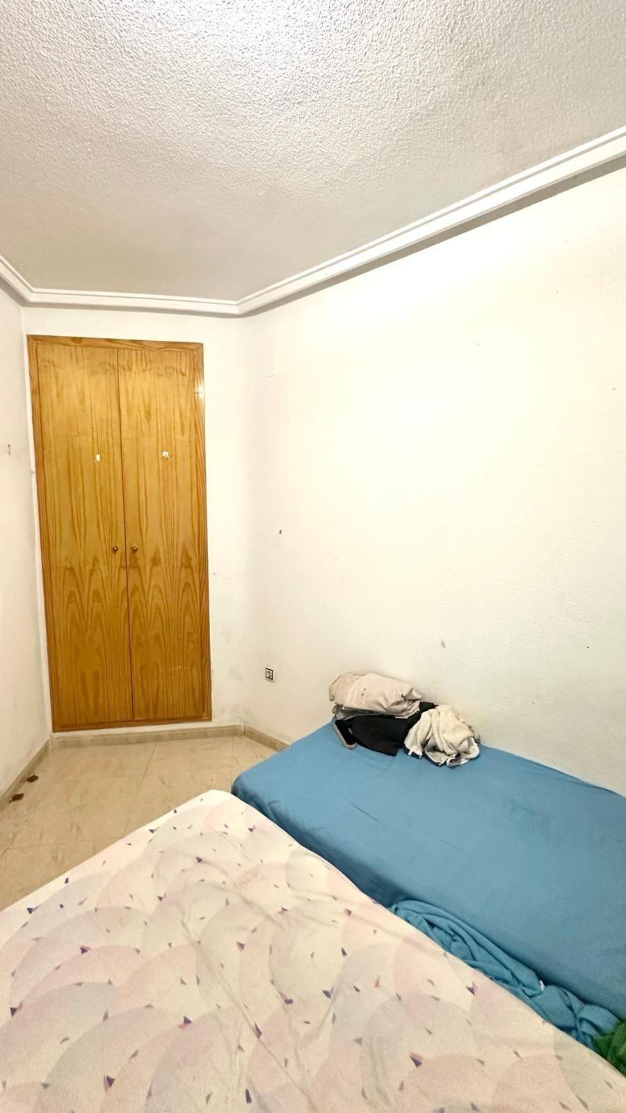APATRAMENTO EN EL CENTRO DE TORREVIEJA CON PISCINA Y GARAJE INCLUIDO. 2 DORM. 1 BAÑO. SPEEL EEN 700 METRO.