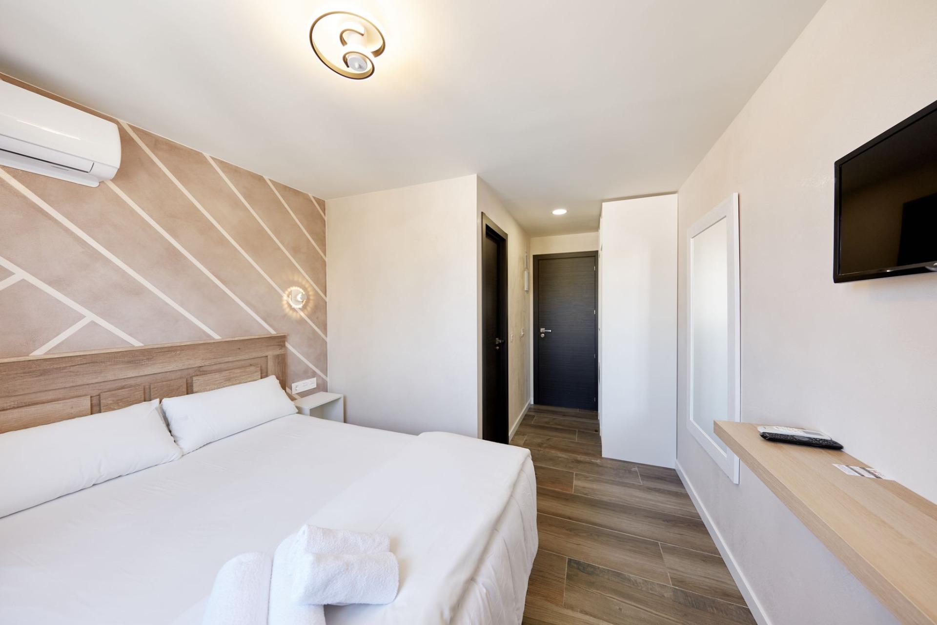 2-15-228 Magnífico Hotel Reformado en Cabo Huertas: IDEAL PARA INVERSORES
