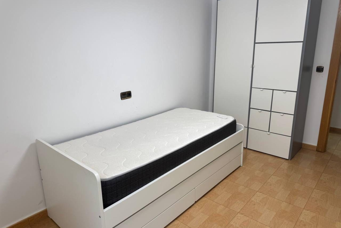 Spacious Semi-New Apartment in Torrevieja, Ideal for Living