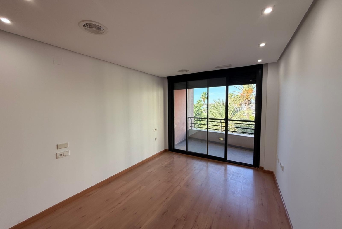 AMPLISIMO APARTAMENTO EN PRIMERA LINEA – PUERTO DE TORREVIEJA : 3 HAB, 2 BAÑOS, GARAJE Y TRASTERO