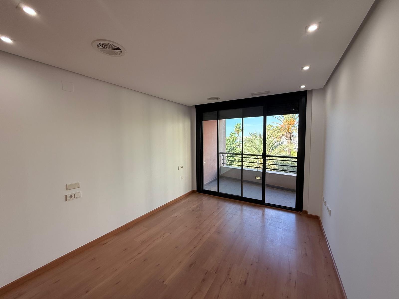 AMPLISIMO APARTAMENTO EN PRIMERA LINEA – PUERTO DE TORREVIEJA : 3 HAB, 2 BAÑOS, GARAJE Y TRASTERO