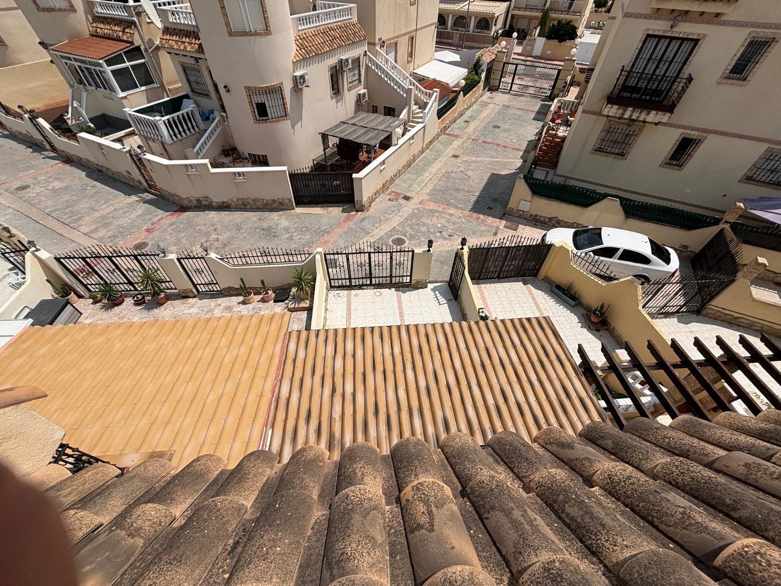 ADOSADO EN PLAYA FLAMENCA CON JARDIN Y PISCINA COMUNITARIA. 2 DORM. 2 BAÑOS. PARKING. 2 TERRAZAS GRANDES.