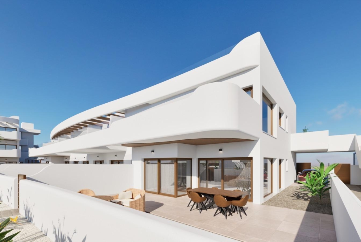 OBRA NUEVA EN LOS ALCÁZARES CON VISTAS AL MAR NENOR. BUNGALOWS PLANTA BAJA Y ALTA. 2 DORM. 2 BAÑOS. PARKING Y PISCINA.