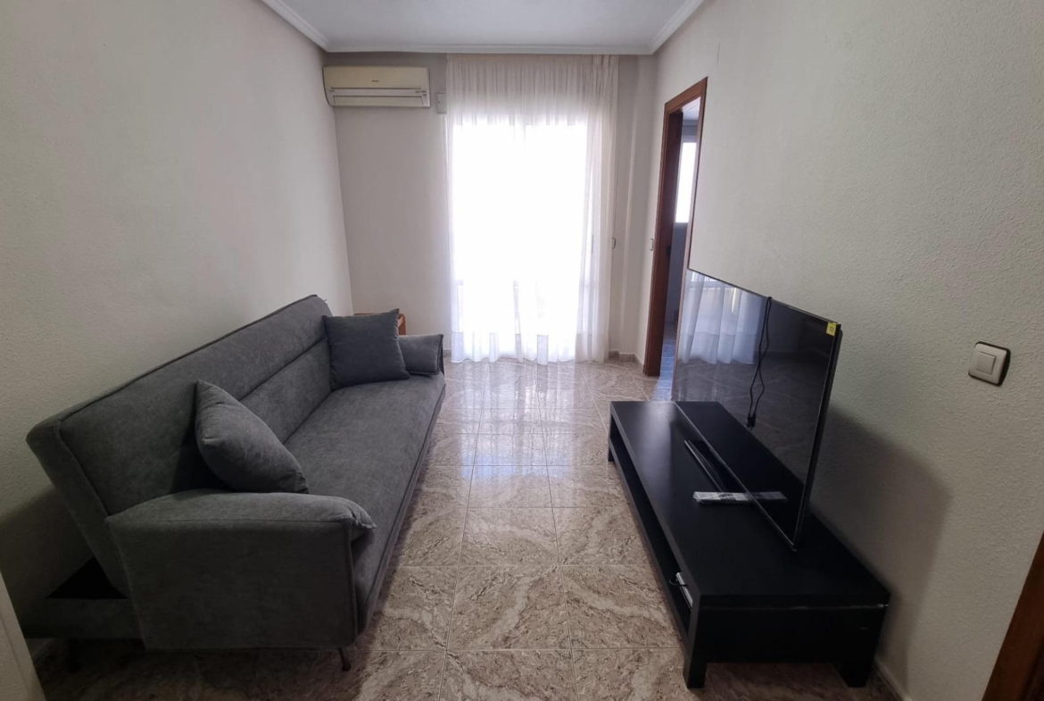 Apartamento semireformado a escasos metros de la playa !