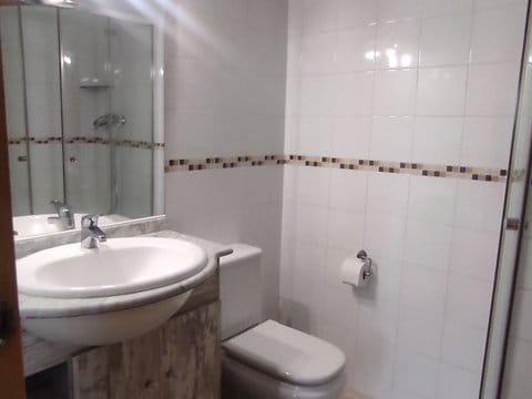 Bonito apartamento con vistas al mar y a la montaña, amueblado y equipado.