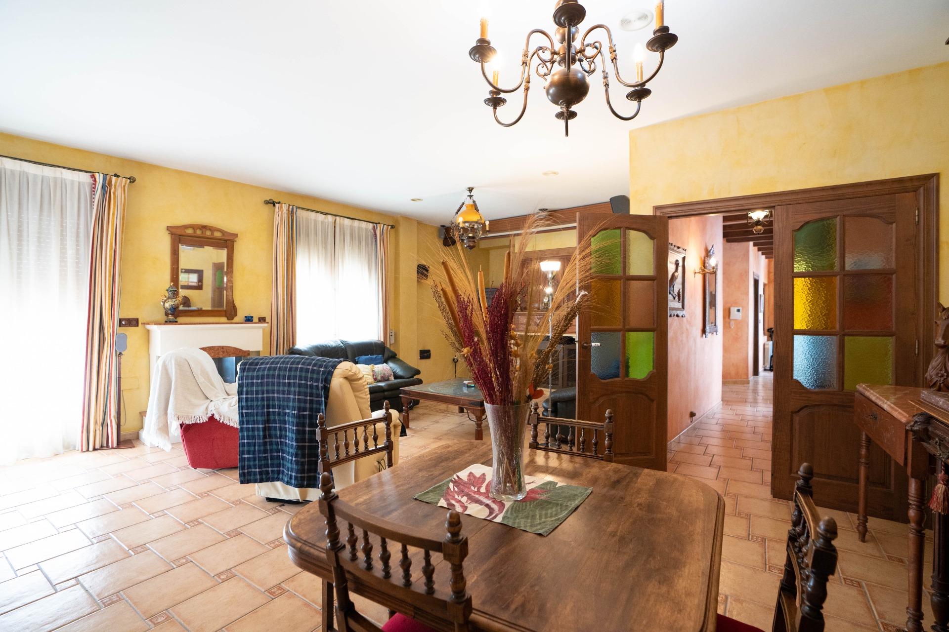 LARGE HOUSE WITH COMMERCIAL PREMISES IN SAN MIGUEL DE SALINAS