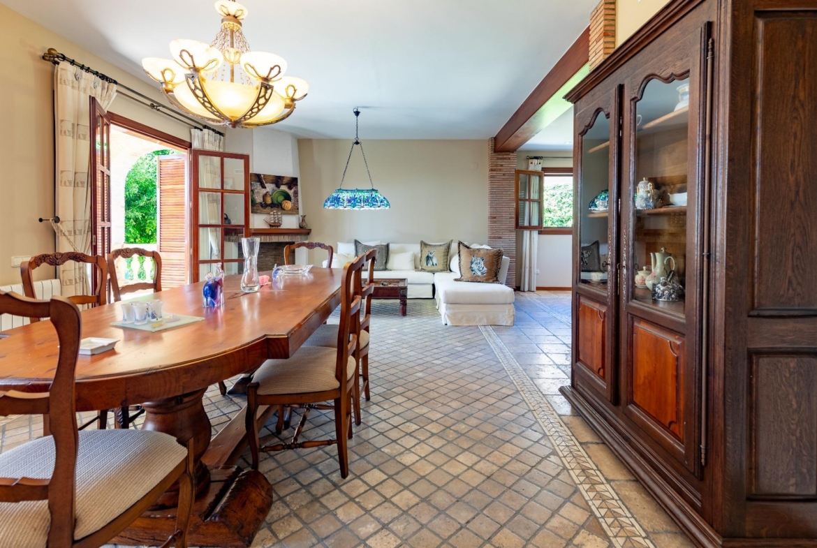 Exceptional Beachfront Villa: Luxury Steps Away from the Beach