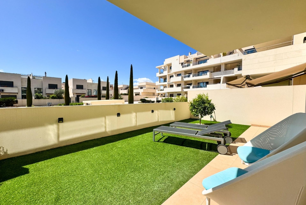 ESPECTACULAIR APPARTAMENTO CON LICENCIA TURISTICA. 2 DORM. 2 BAÑOS. GARAJE+TRASTERO. PISCINA.
