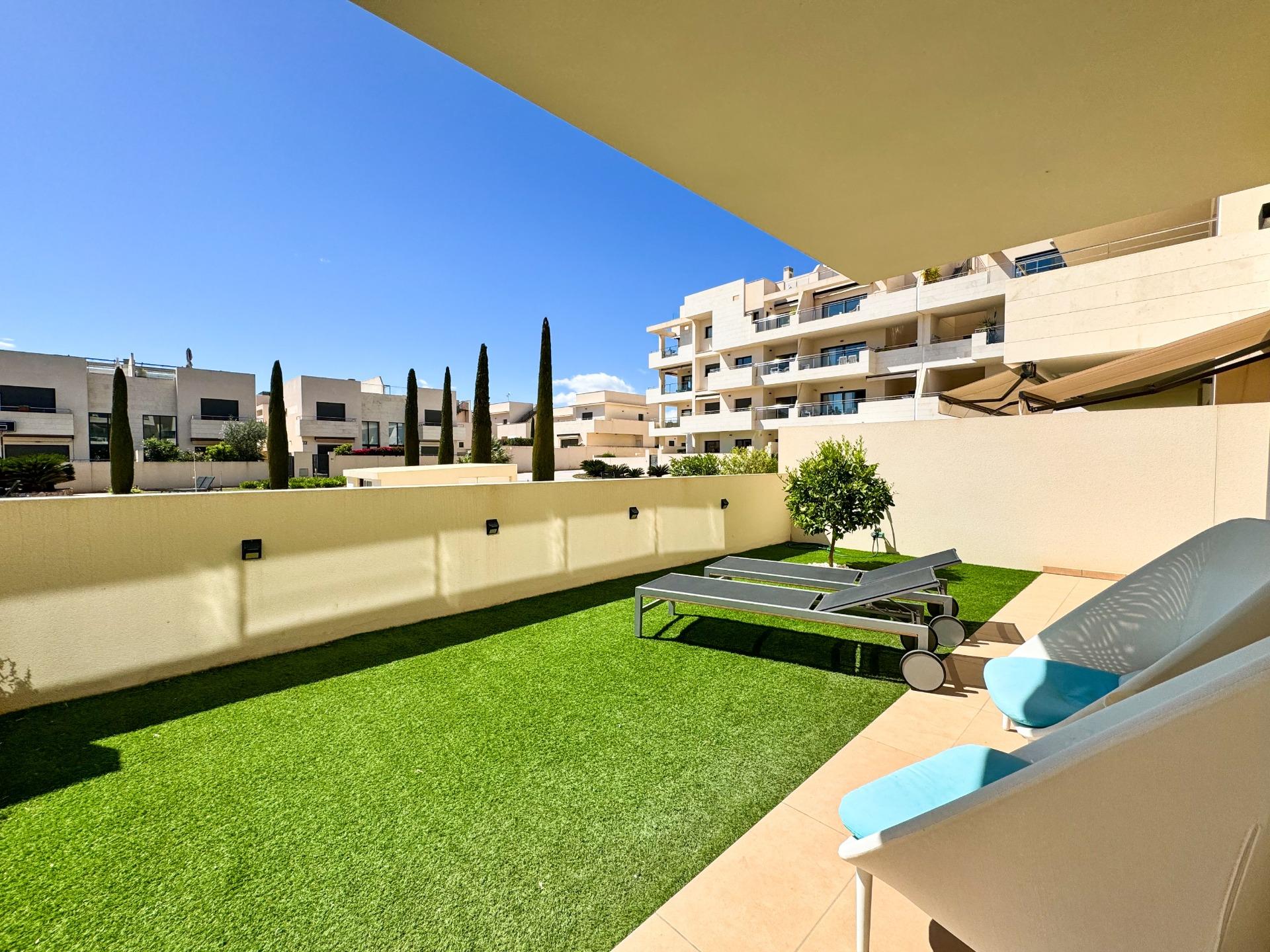 ESPECTACULAIR APPARTAMENTO CON LICENCIA TURISTICA. 2 DORM. 2 BAÑOS. GARAJE+TRASTERO. PISCINA.