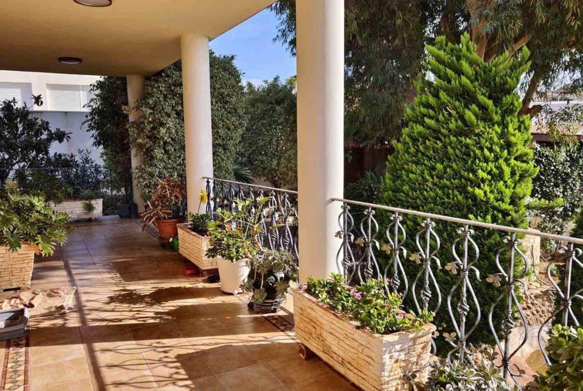 VILLA EN CIUDQUESADA. CON PISCINA PRIVADA. PARCELA 850M2. CASA 364 M2.