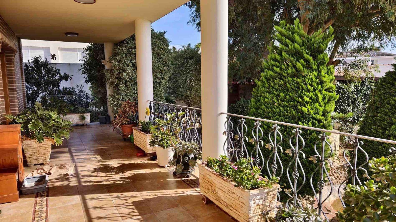 VILLA EN CIUDQUESADA. CON PISCINA PRIVADA. PARCELA 850M2. CASA 364 M2.
