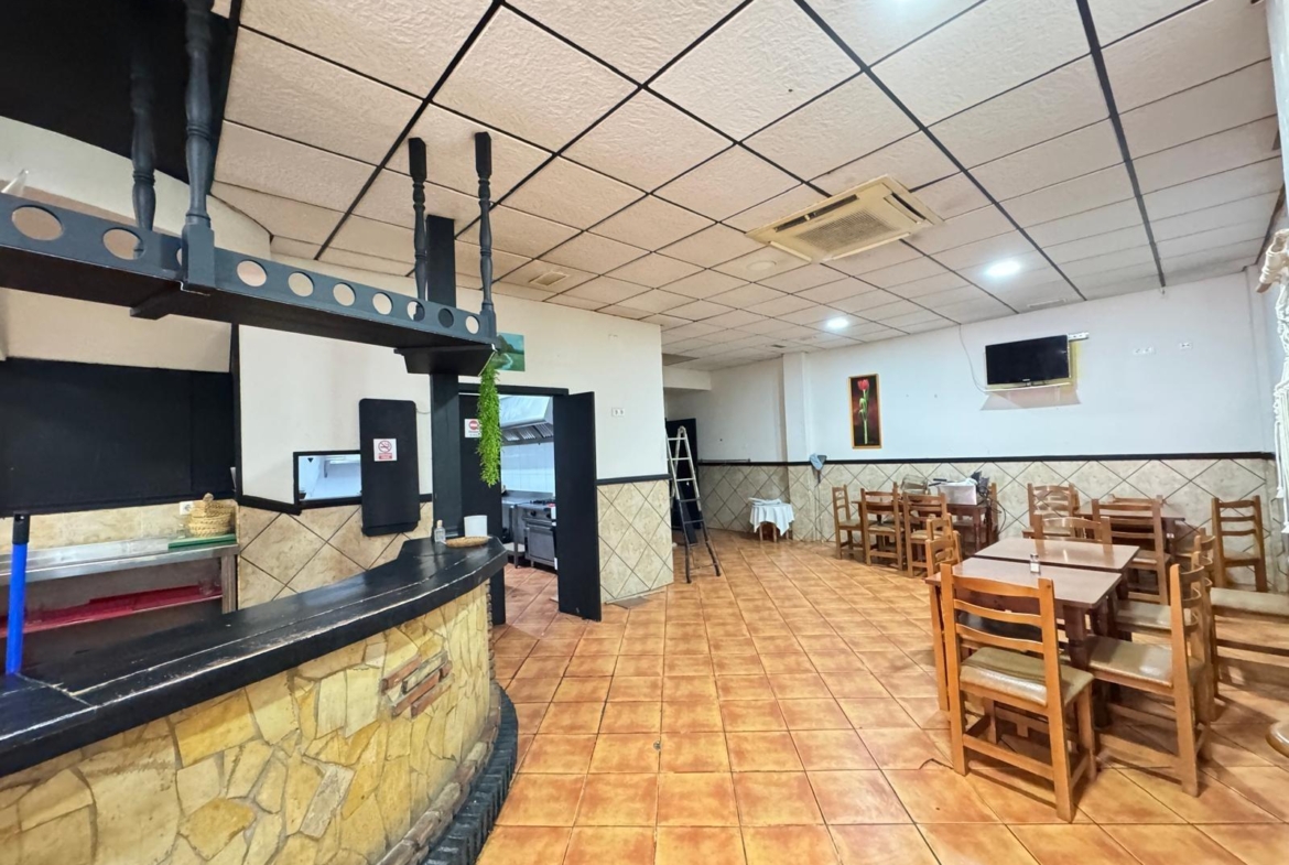 BAR EN VENTA. SE VENDE UN BAR A 500 METROS DE PLAYA DEL CURA CON 2 BAÑOS Y 150 M2 SUPERFICIE.