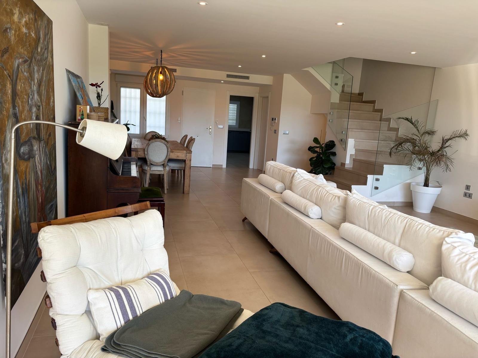 Exclusivo Chalet Pareado en Los Cisnes, Alicante: Confort y Modernidad
