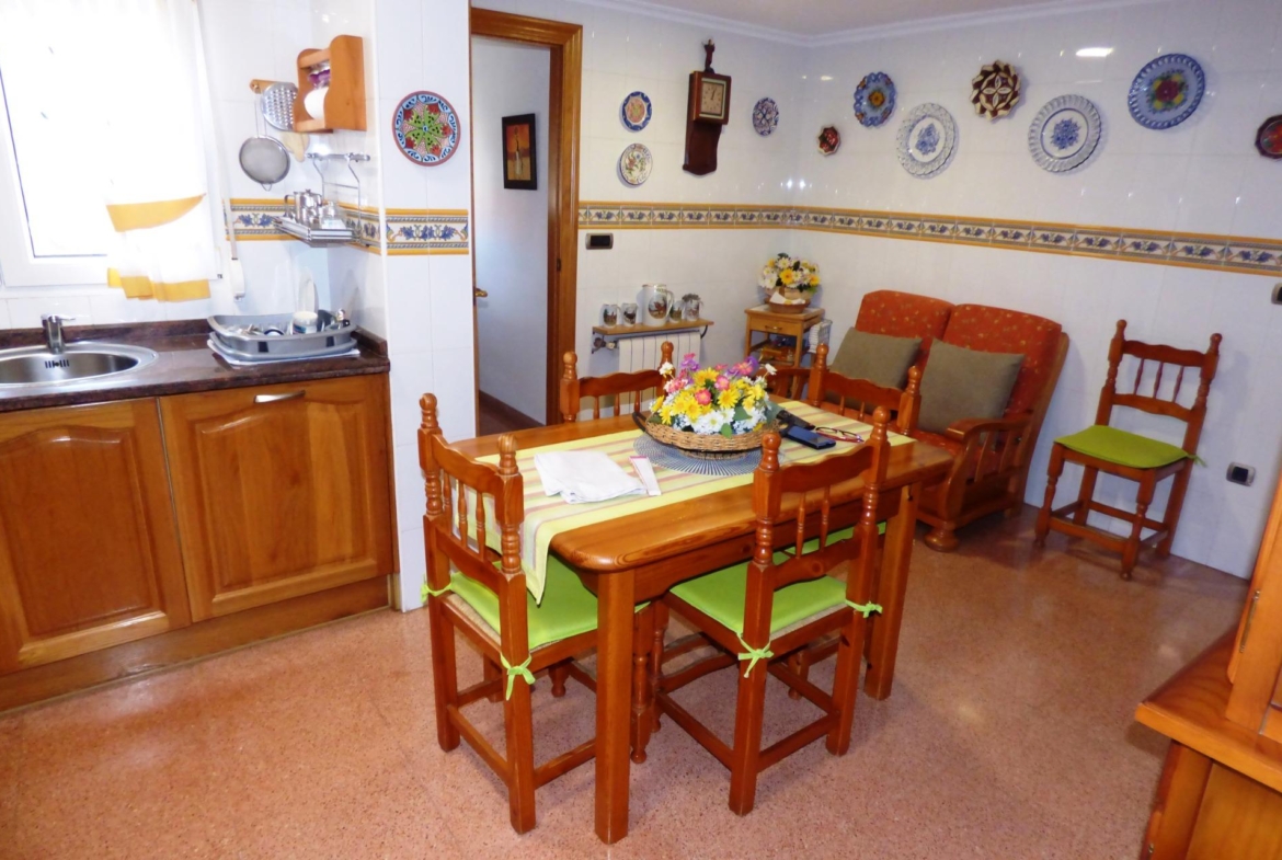 Chalet Adosado con Estilo Único a Pocos Pasos de la Playa de San Juan