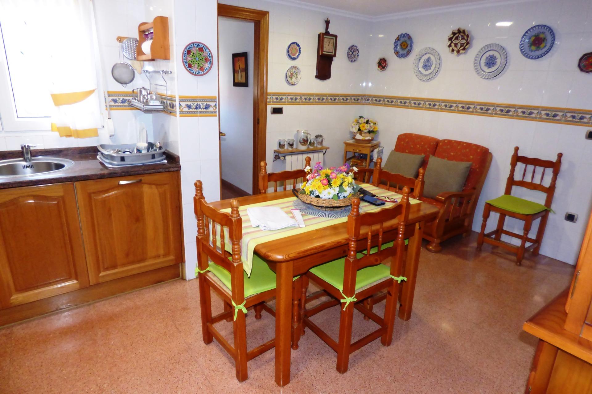 Chalet Adosado con Estilo Único a Pocos Pasos de la Playa de San Juan