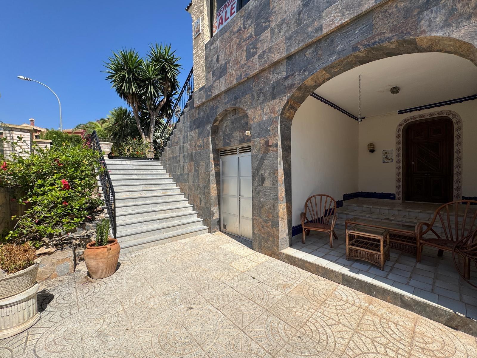 2-16-186 VILLA DE LIJO EN CAMPOAMOR CON 639 M2 DE CASA. PARCELA 800 M2. PISCINA PROPIA. 5 DORM. 4 BAÑOS. PLAYA A 650 METROS.