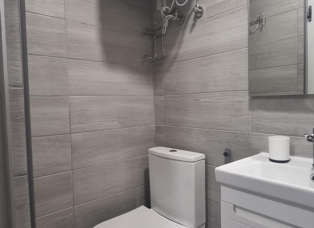 REFORMADO APARTAMENTO A 50 METROS DE PLAYA DE 3 DORMITORIOS 3 BAÑOS DIVIDIDO A 3 ESTUDIOS COMPLETOS PARA ALQUILAR. 105 M2 TOTAL.