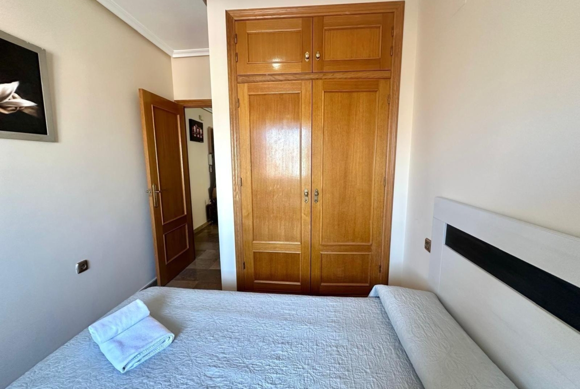 GRANDE APARTAMENTO DE 4 DORM. 2 BAÑOS. A 400 METROS DEL PUERT0 DE TORREVIEJA CON 130 M2. Y GRAN TERRAZA.