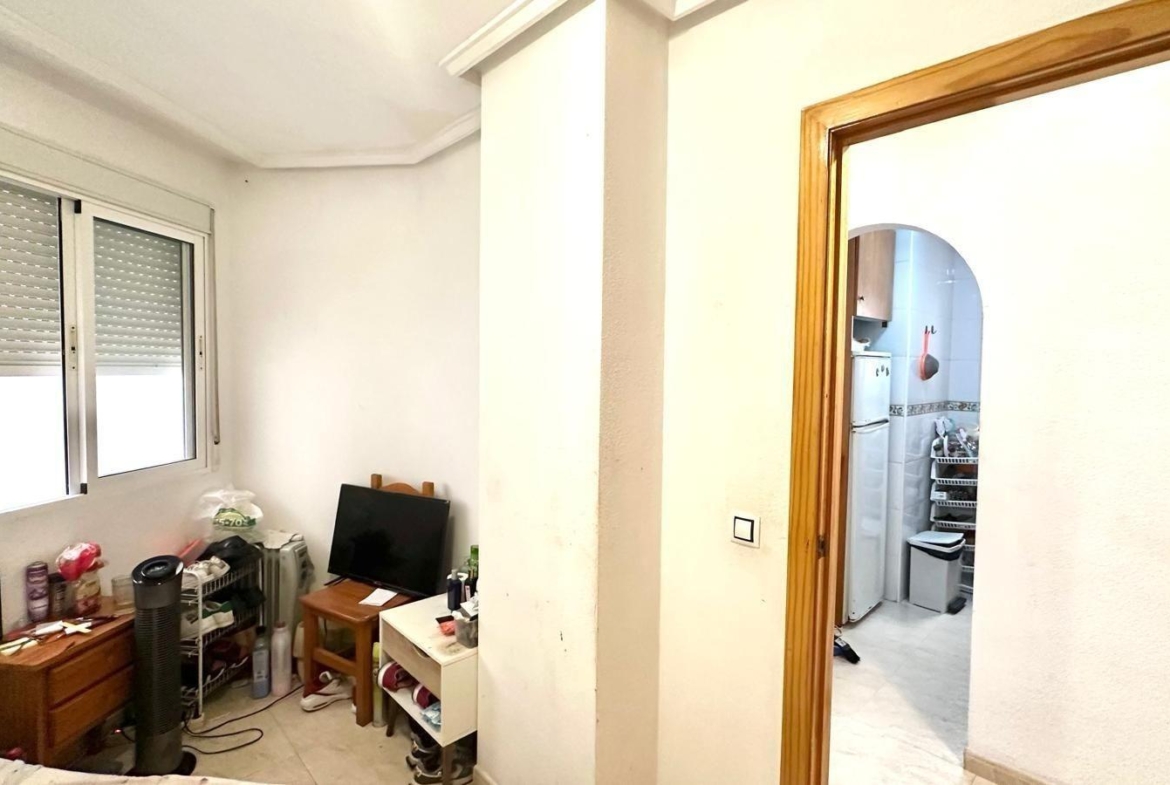 APATRAMENTO EN EL CENTRO DE TORREVIEJA CON PISCINA Y GARAJE INCLUIDO. 2 DORM. 1 BAÑO. SPEEL EEN 700 METRO.