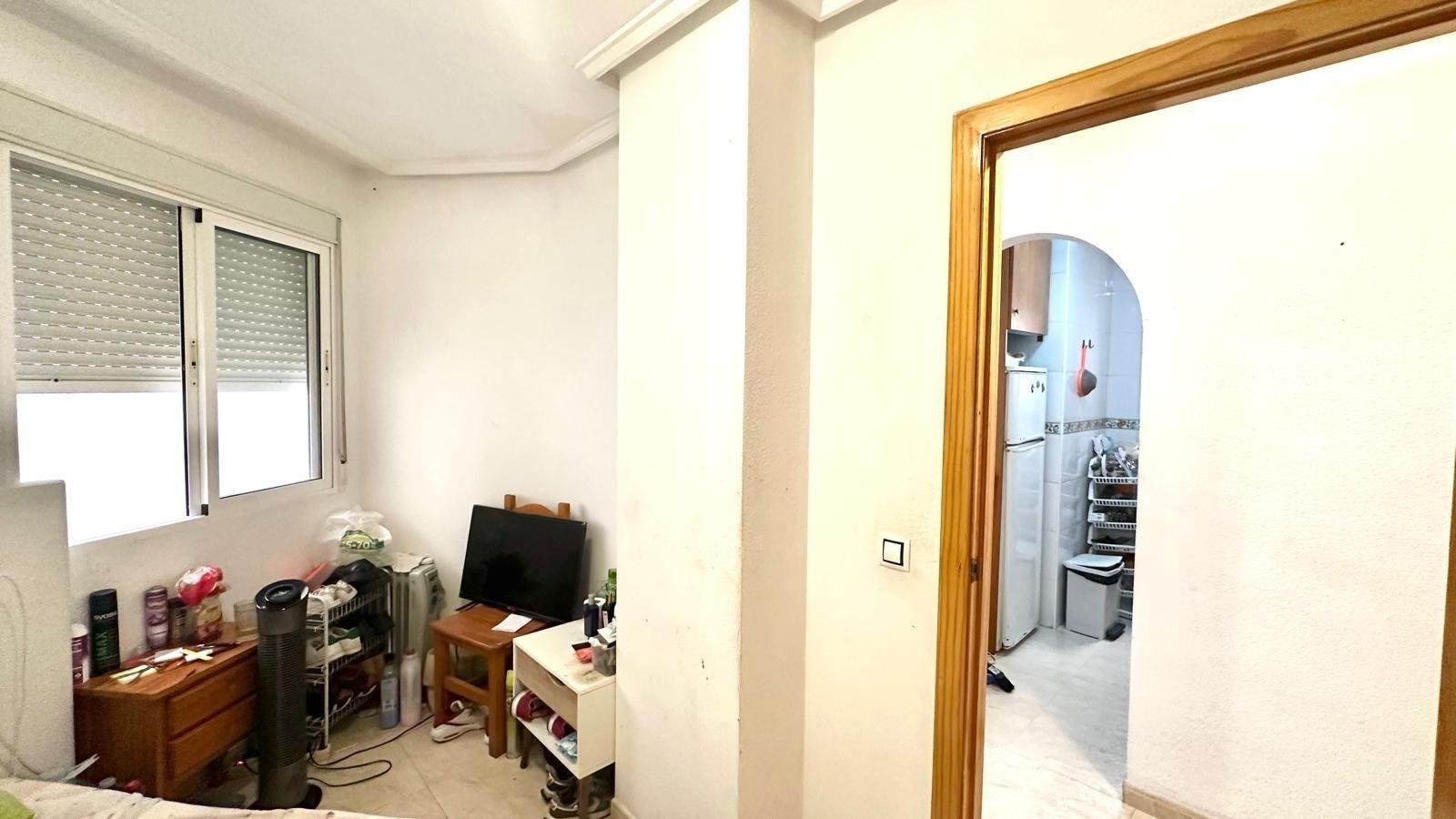 APATRAMENTO EN EL CENTRO DE TORREVIEJA CON PISCINA Y GARAJE INCLUIDO. 2 DORM. 1 BAÑO. SPEEL EEN 700 METRO.