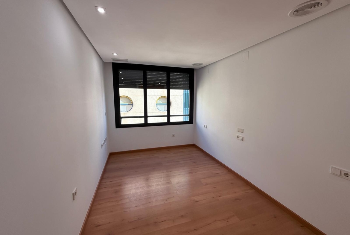 AMPLISIMO APARTAMENTO EN PRIMERA LINEA – PUERTO DE TORREVIEJA : 3 HAB, 2 BAÑOS, GARAJE Y TRASTERO
