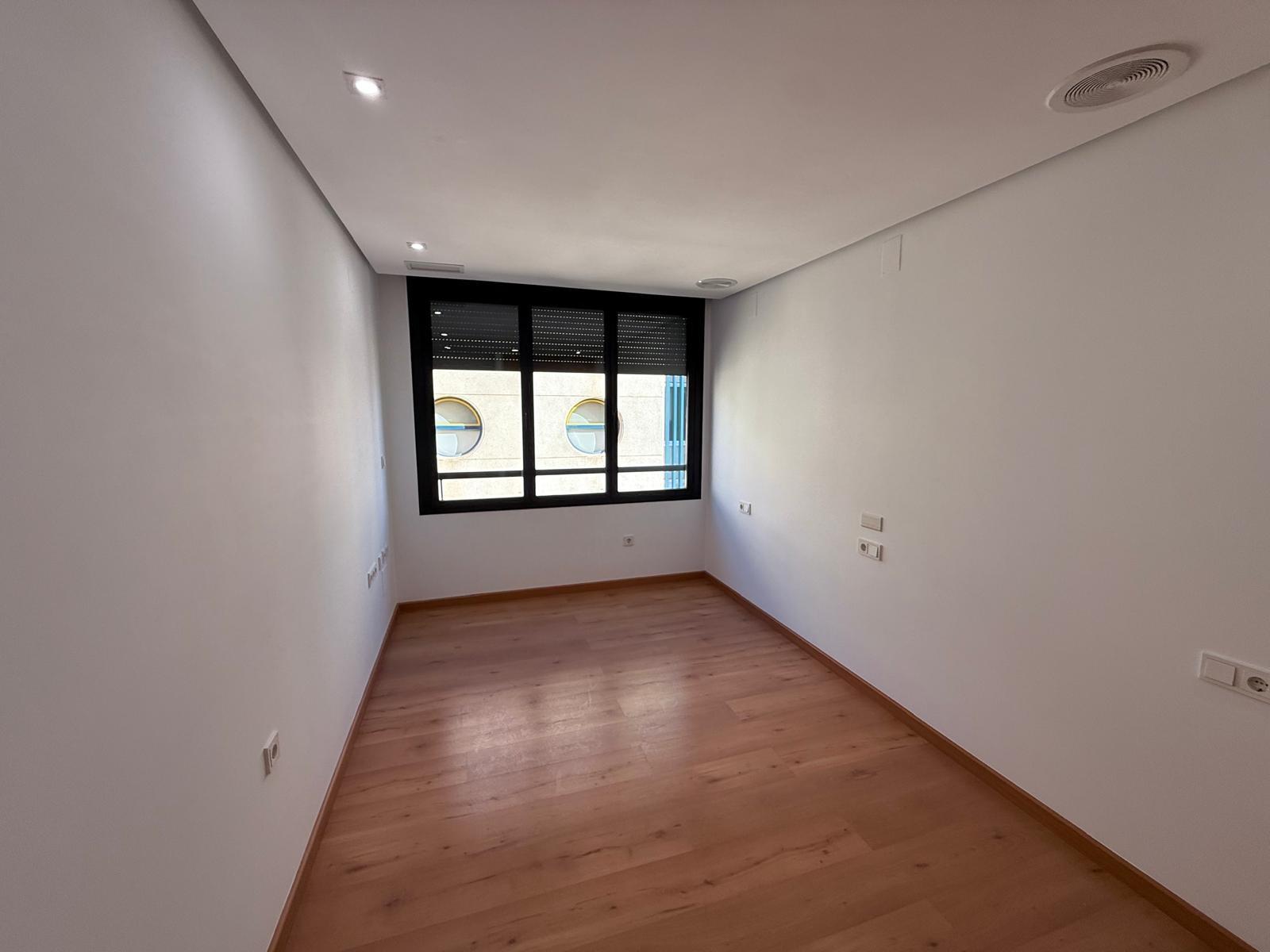 AMPLISIMO APARTAMENTO EN PRIMERA LINEA – PUERTO DE TORREVIEJA : 3 HAB, 2 BAÑOS, GARAJE Y TRASTERO