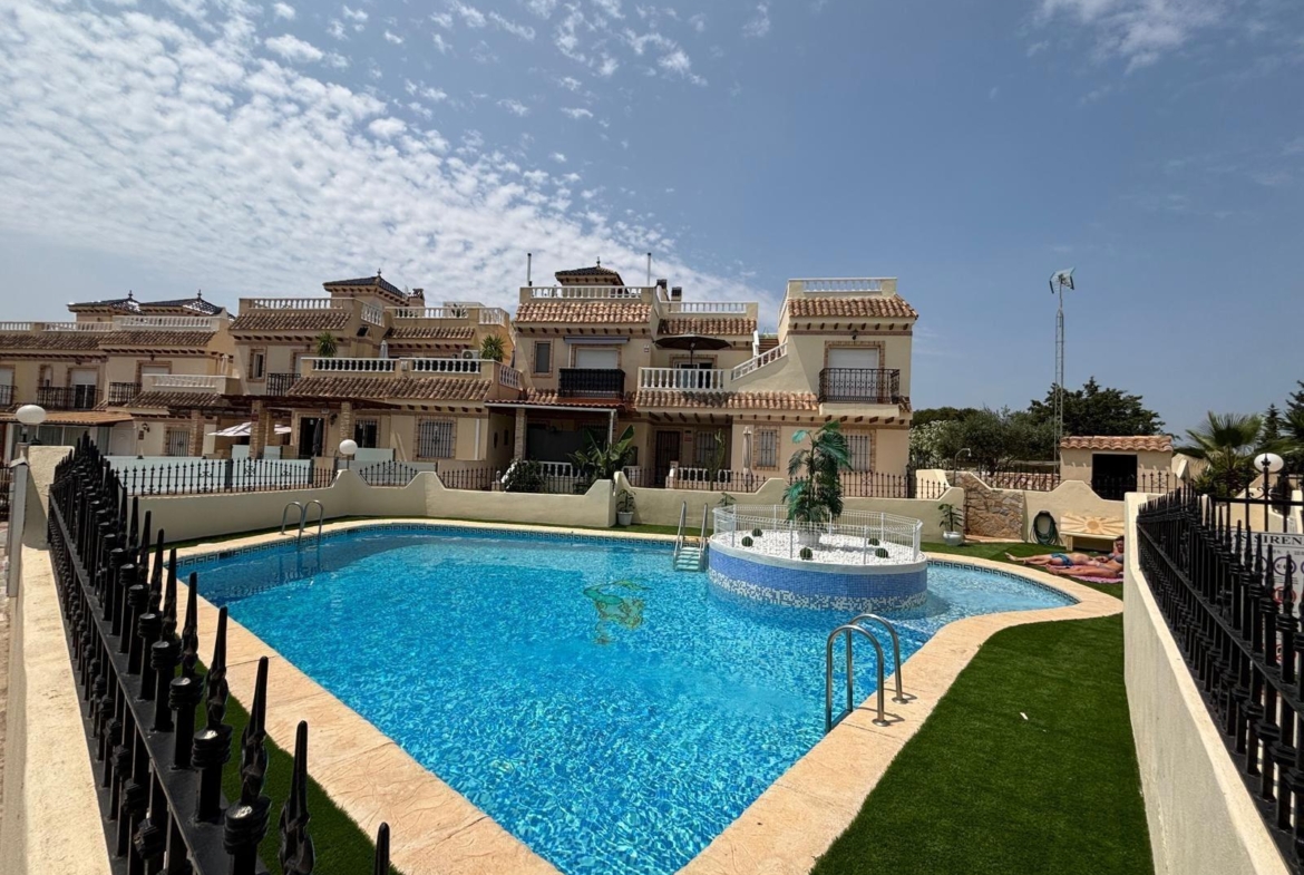 ADOSADO EN PLAYA FLAMENCA CON JARDIN Y PISCINA COMUNITARIA. 2 DORM. 2 BAÑOS. PARKING. 2 TERRAZAS GRANDES.
