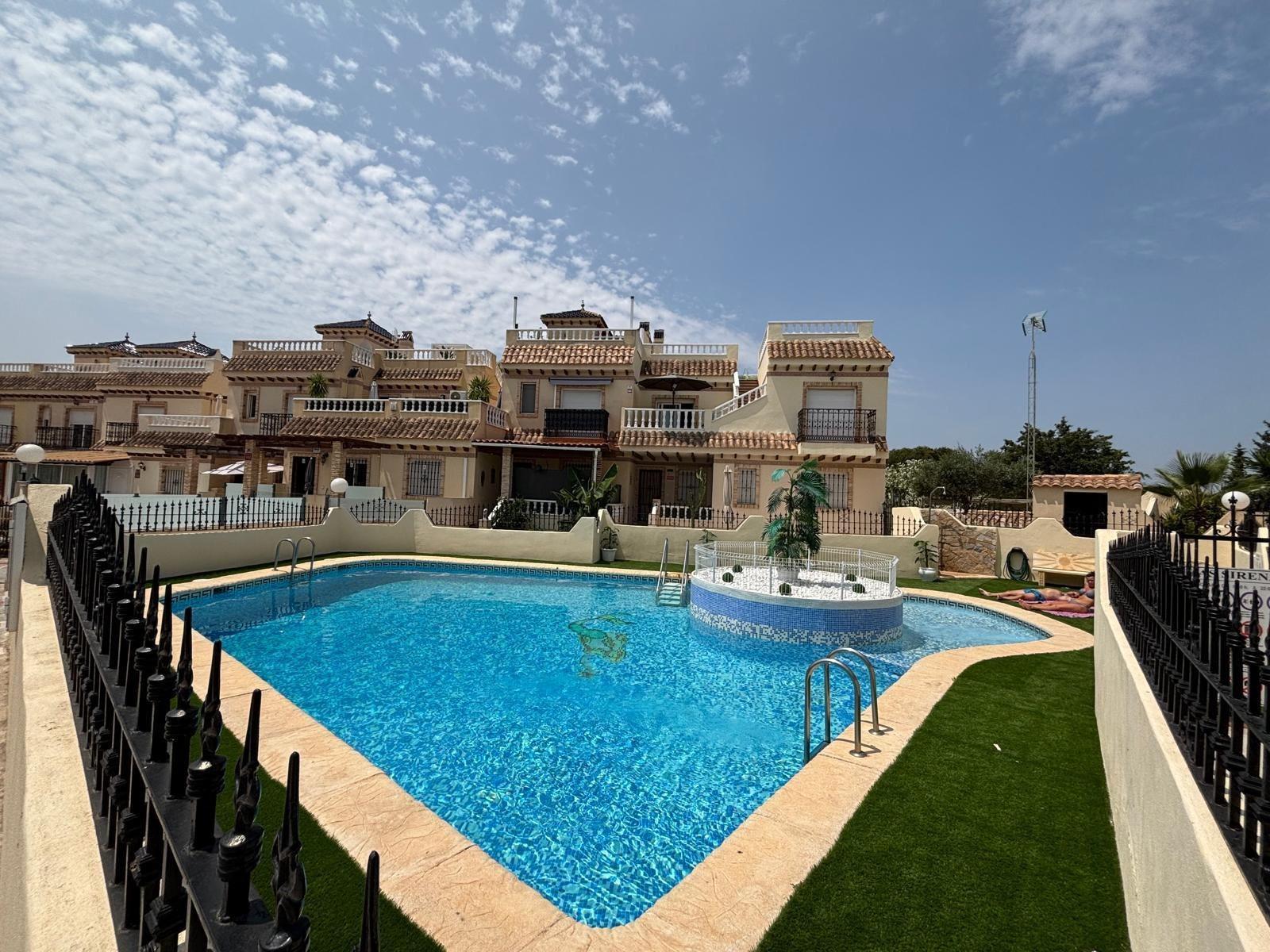 ADOSADO EN PLAYA FLAMENCA CON JARDIN Y PISCINA COMUNITARIA. 2 DORM. 2 BAÑOS. PARKING. 2 TERRAZAS GRANDES.