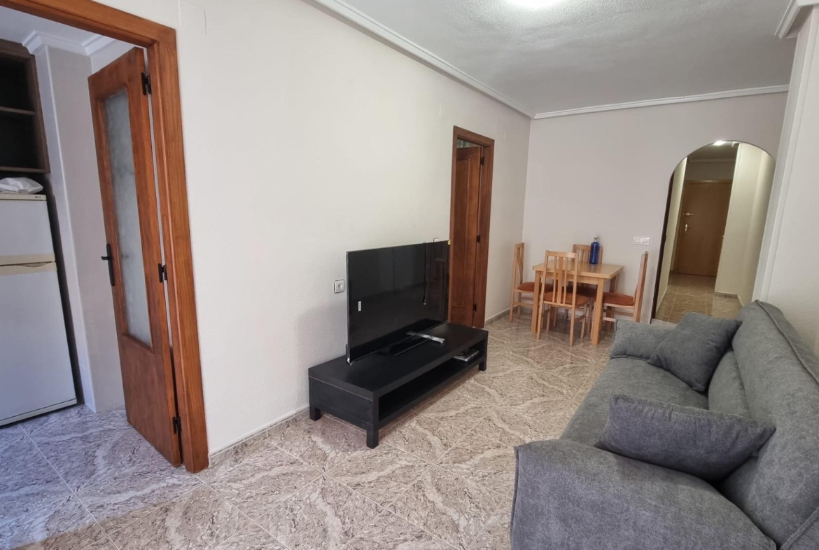 Apartamento semireformado a escasos metros de la playa !