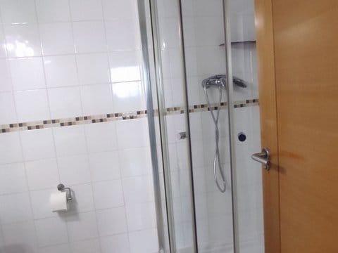 Bonito apartamento con vistas al mar y a la montaña, amueblado y equipado.