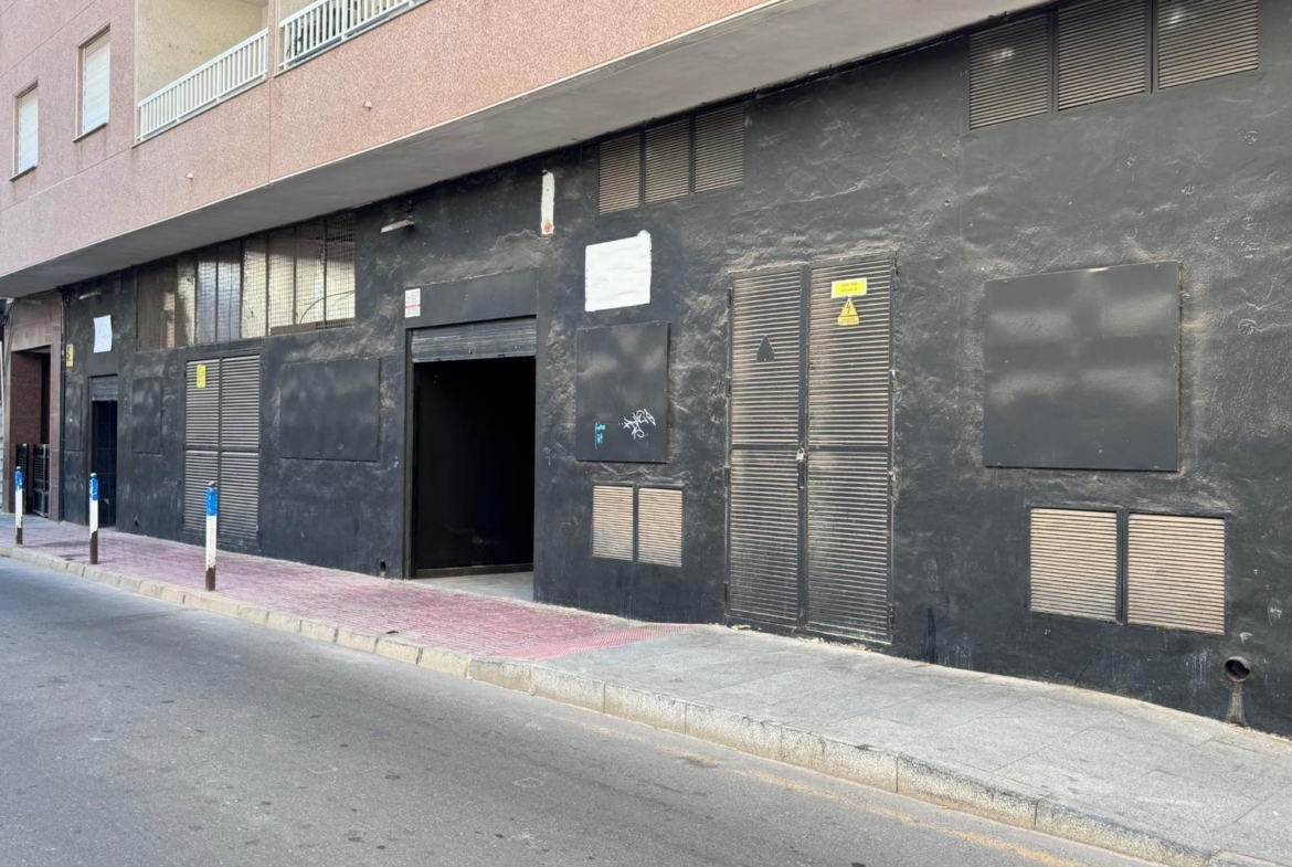 LOKALE COMERCIËLE CON SUPERFICIE DE 780 M2. SEGUNDA LINEA DE PLAYA. 70 METROS DEL MAR.