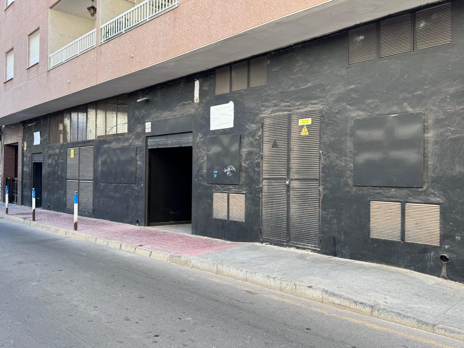 LOKALE COMERCIËLE CON SUPERFICIE DE 780 M2. SEGUNDA LINEA DE PLAYA. 70 METROS DEL MAR.