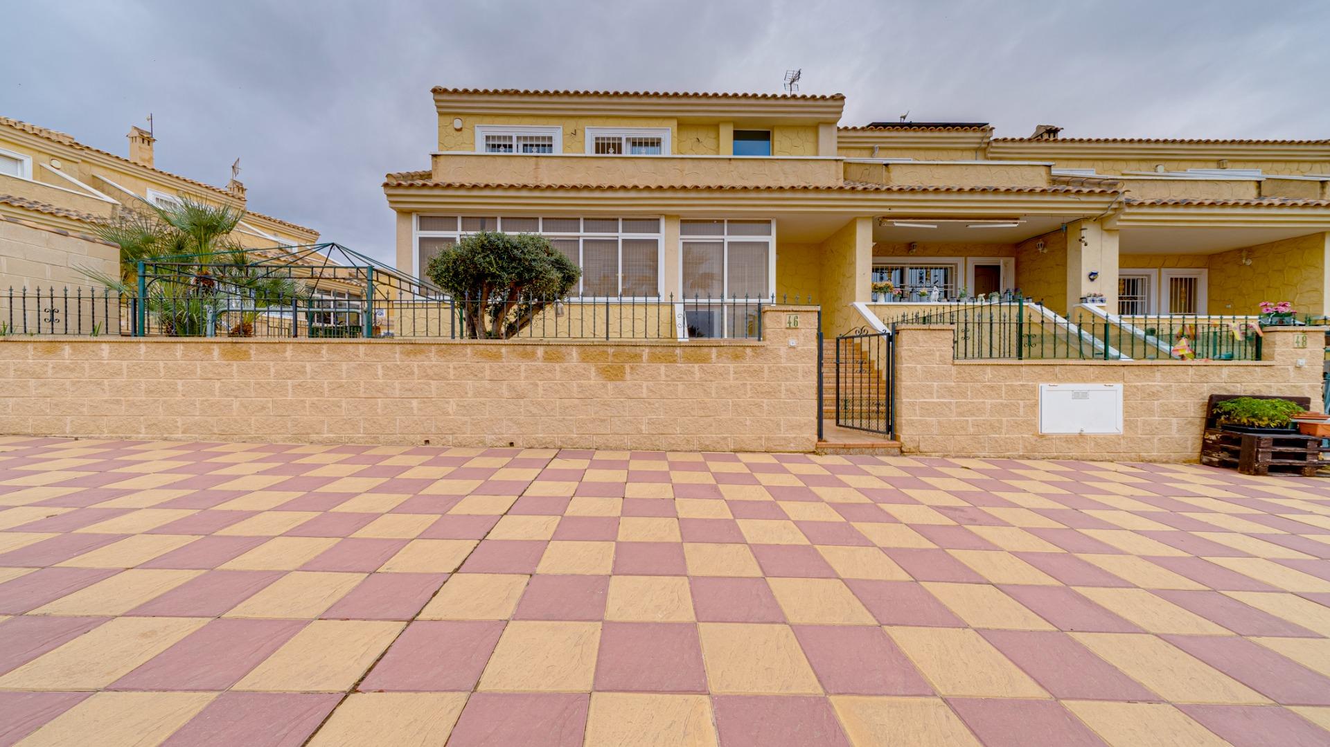 2-16-66 Large corner semi-detached house with sea views,