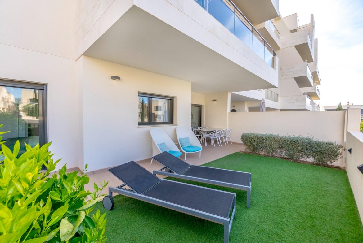 ESPECTACULAIR APPARTAMENTO CON LICENCIA TURISTICA. 2 DORM. 2 BAÑOS. GARAJE+TRASTERO. PISCINA.