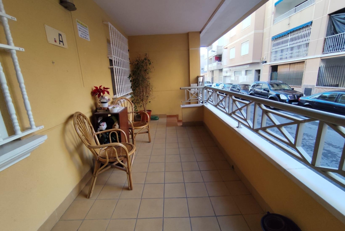 APARTAMENTO PLANTA BAJA A 150 METROS DE PLAYA. 4 DORM. 2 BAÑOS. 107 M2.