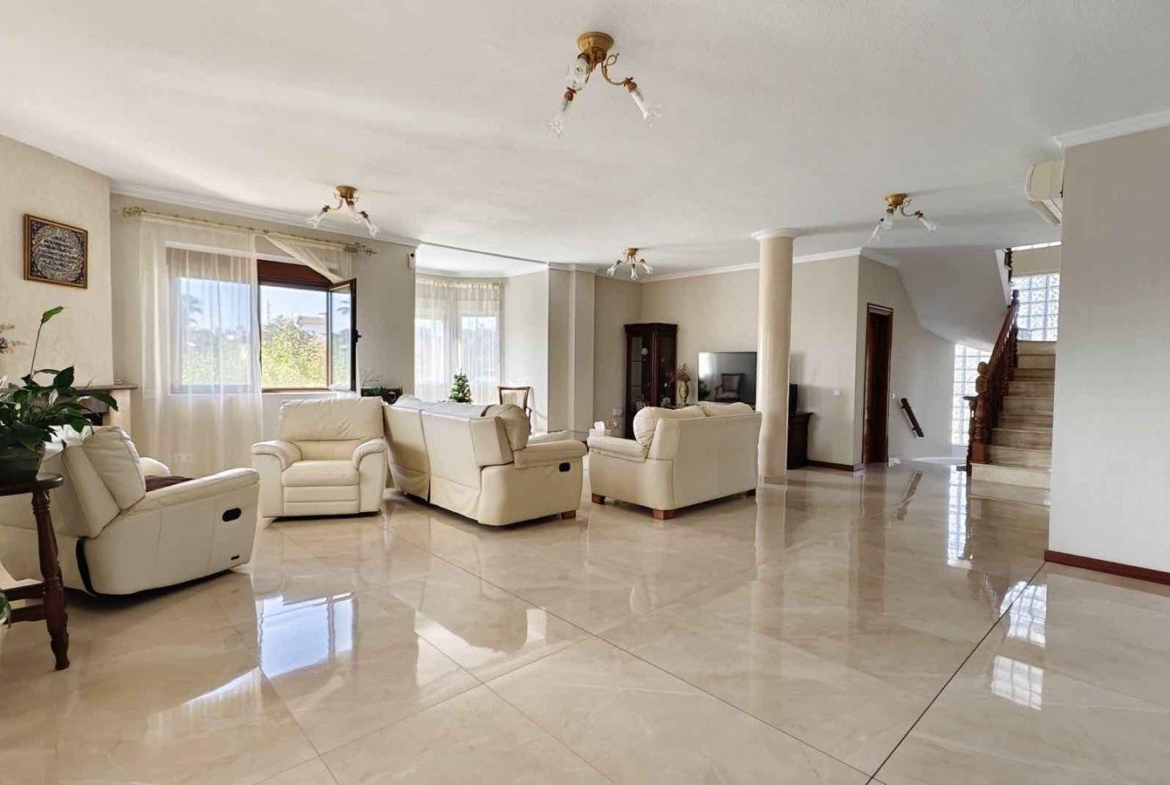 VILLA EN CIUDQUESADA. CON PISCINA PRIVADA. PARCELA 850M2. CASA 364 M2.