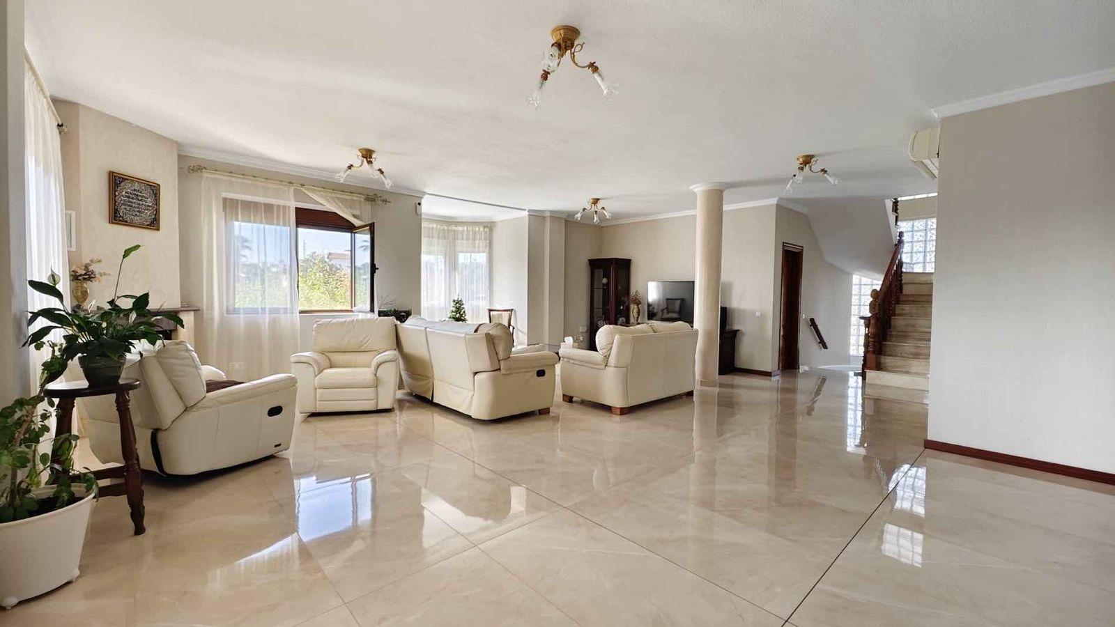 VILLA EN CIUDQUESADA. CON PISCINA PRIVADA. PARCELA 850M2. CASA 364 M2.