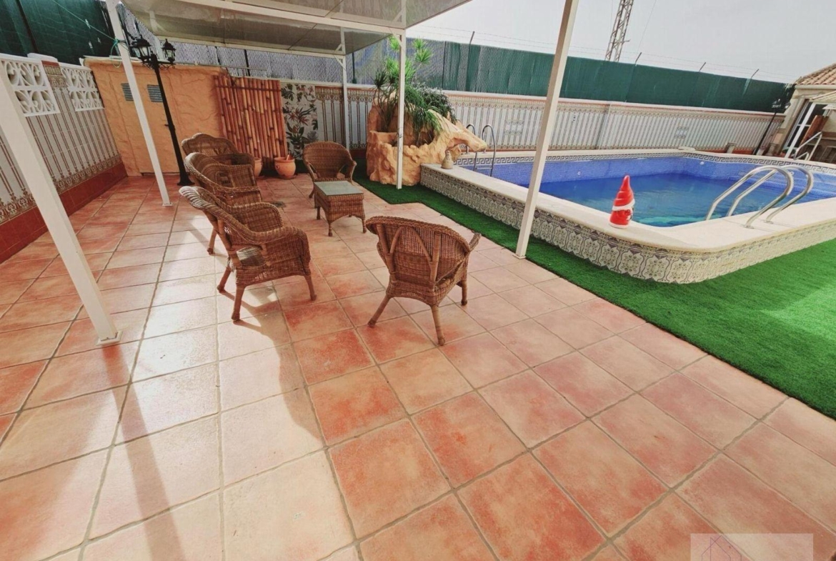 VILLA EN LA SIESTA CON 800 METROS DE PARCELA. PISCINA PRIVADA. 330 M2 DE CASA.