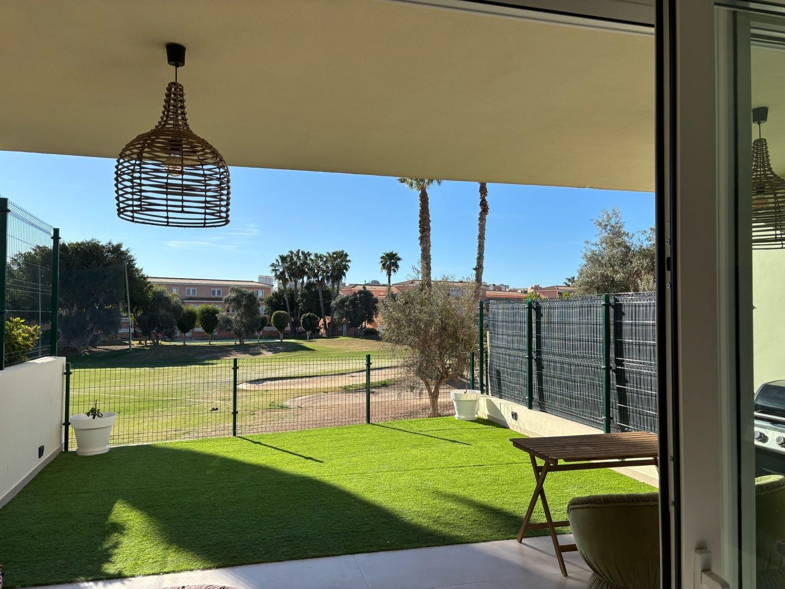 Exclusivo Chalet Pareado en Los Cisnes, Alicante: Confort y Modernidad