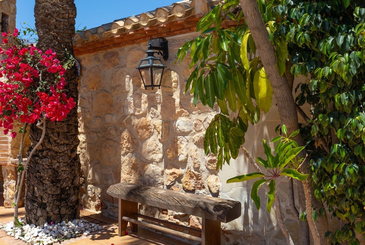 VILLA CON PISCINA PRIVADA EN PUNTA PRIMA CON PARCELA 540 M2. 4 DORM. 2 BAÑOS. 168 M2 DE CASA.