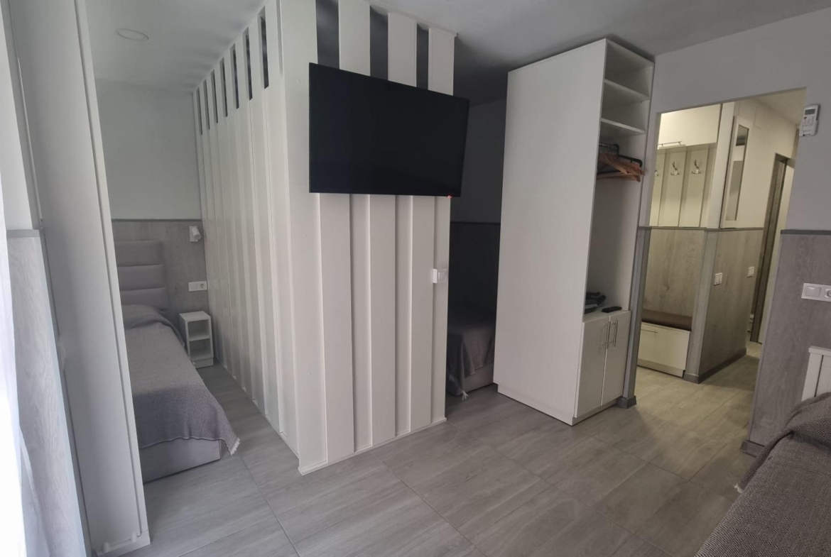 REFORMADO APARTAMENTO A 50 METROS DE PLAYA DE 3 DORMITORIOS 3 BAÑOS DIVIDIDO A 3 ESTUDIOS COMPLETOS PARA ALQUILAR. 105 M2 TOTAL.