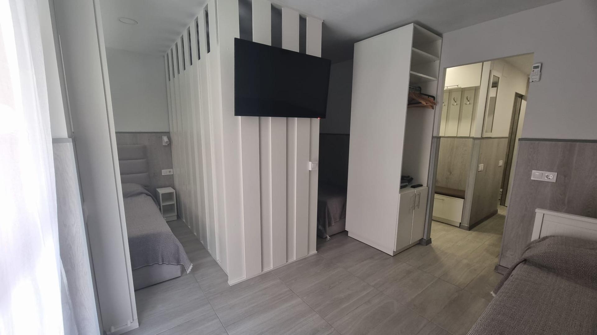 REFORMADO APARTAMENTO A 50 METROS DE PLAYA DE 3 DORMITORIOS 3 BAÑOS DIVIDIDO A 3 ESTUDIOS COMPLETOS PARA ALQUILAR. 105 M2 TOTAL.