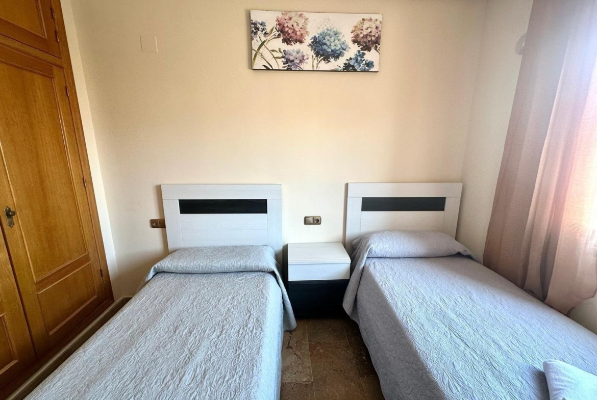 GRANDE APARTAMENTO DE 4 DORM. 2 BAÑOS. A 400 METROS DEL PUERT0 DE TORREVIEJA CON 130 M2. Y GRAN TERRAZA.
