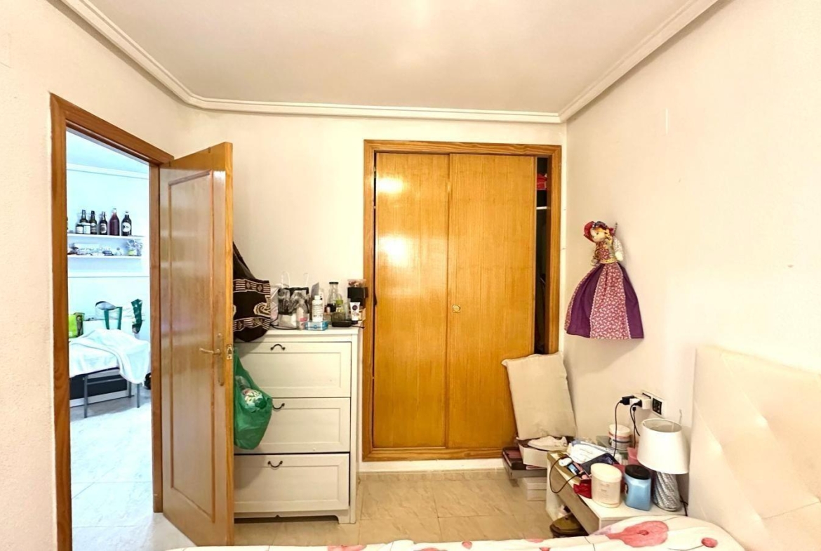 APATRAMENTO EN EL CENTRO DE TORREVIEJA CON PISCINA Y GARAJE INCLUIDO. 2 DORM. 1 BAÑO. SPEEL EEN 700 METRO.
