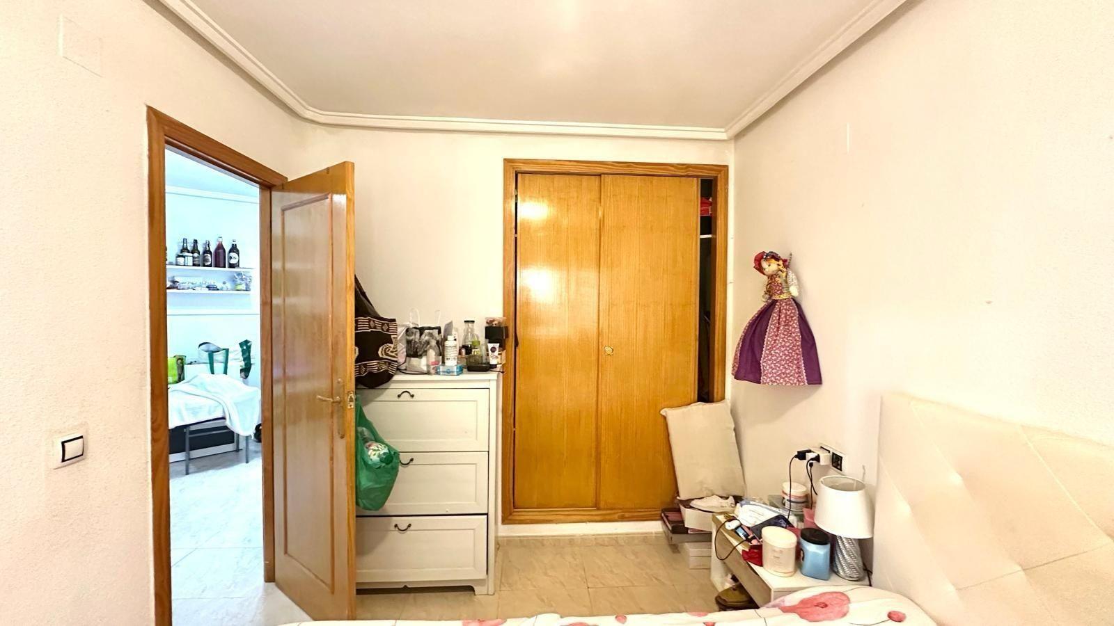 APATRAMENTO EN EL CENTRO DE TORREVIEJA CON PISCINA Y GARAJE INCLUIDO. 2 DORM. 1 BAÑO. SPEEL EEN 700 METRO.