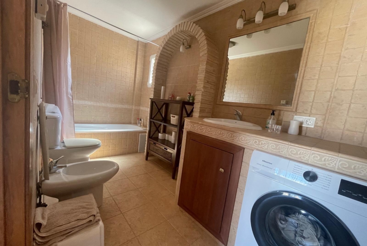 VILLA PARADA CON VISTAS AL MAR Y A 200 METROS DE PLAYA! ZONA TORRE LA MATA. 5 DRM. 3 BAÑOS. PISCINA PRIVADA.
