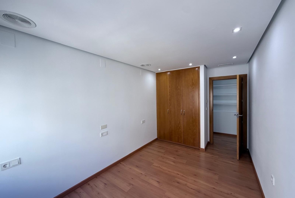 AMPLISIMO APARTAMENTO EN PRIMERA LINEA – PUERTO DE TORREVIEJA : 3 HAB, 2 BAÑOS, GARAJE Y TRASTERO