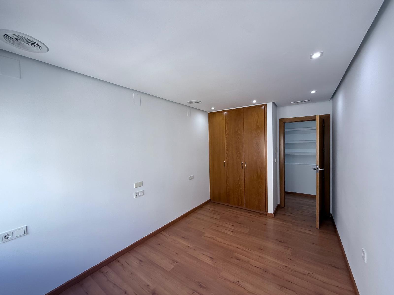 AMPLISIMO APARTAMENTO EN PRIMERA LINEA – PUERTO DE TORREVIEJA : 3 HAB, 2 BAÑOS, GARAJE Y TRASTERO