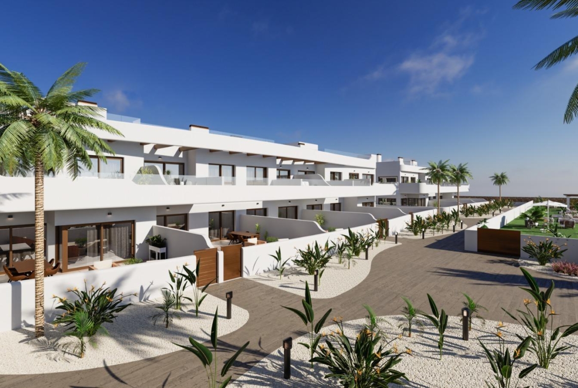 OBRA NUEVA EN LOS ALCÁZARES CON VISTAS AL MAR NENOR. BUNGALOWS PLANTA BAJA Y ALTA. 2 DORM. 2 BAÑOS. PARKING Y PISCINA.