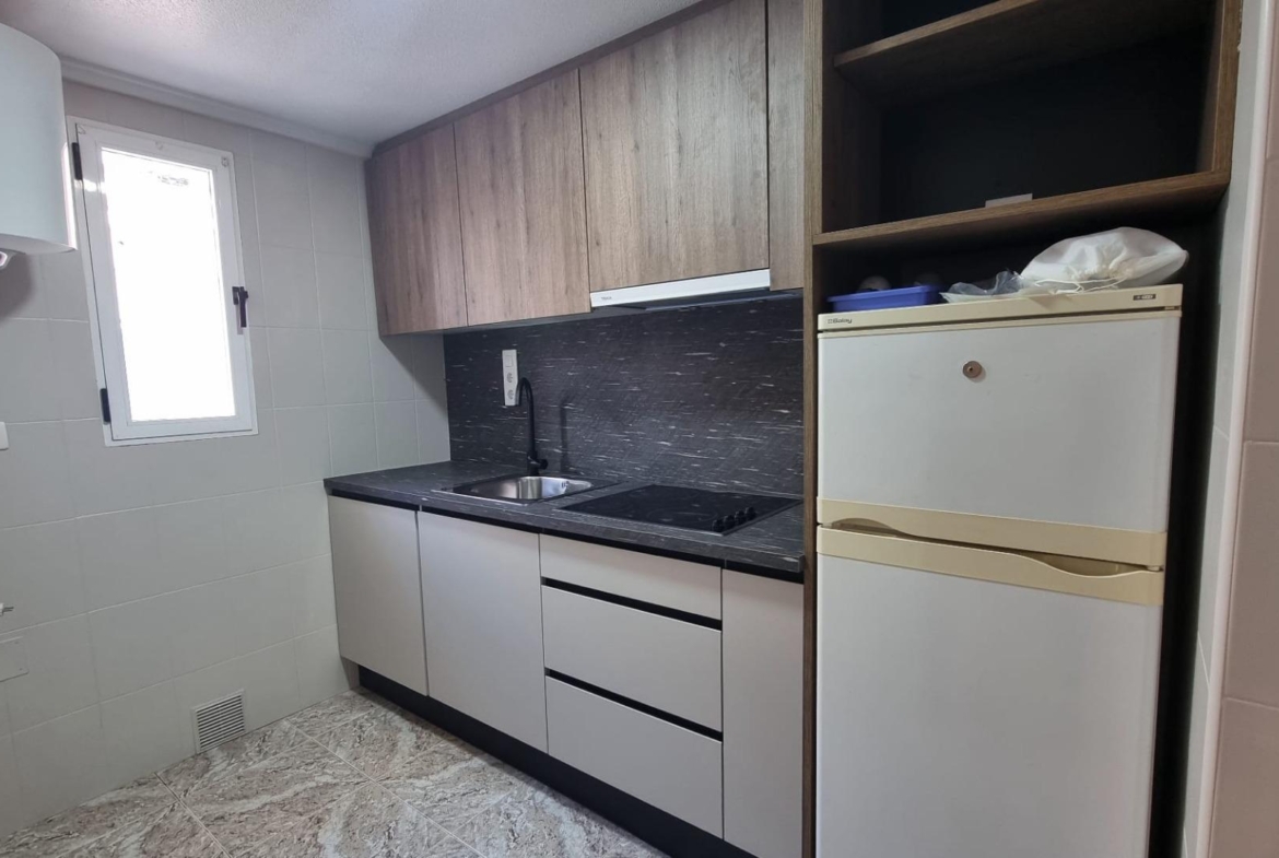 Apartamento semireformado a escasos metros de la playa !